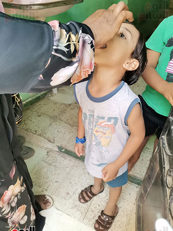 طفل-يتلقى-التطعيم-خلال-الحملة