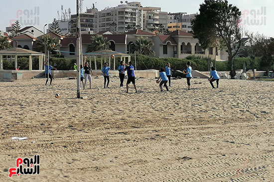 كرة-الطائرة-فتيات-على-الشاطئ
