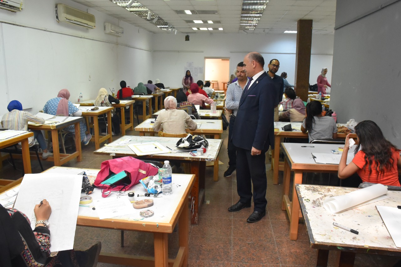رئيس جامعة الأقصر يقود جولة للإطمئنان على حسن سير أعمال الإمتحانات (2)