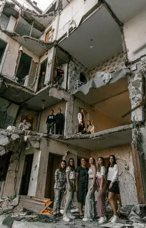 طلاب أوكرانيا على المباني المدمرة