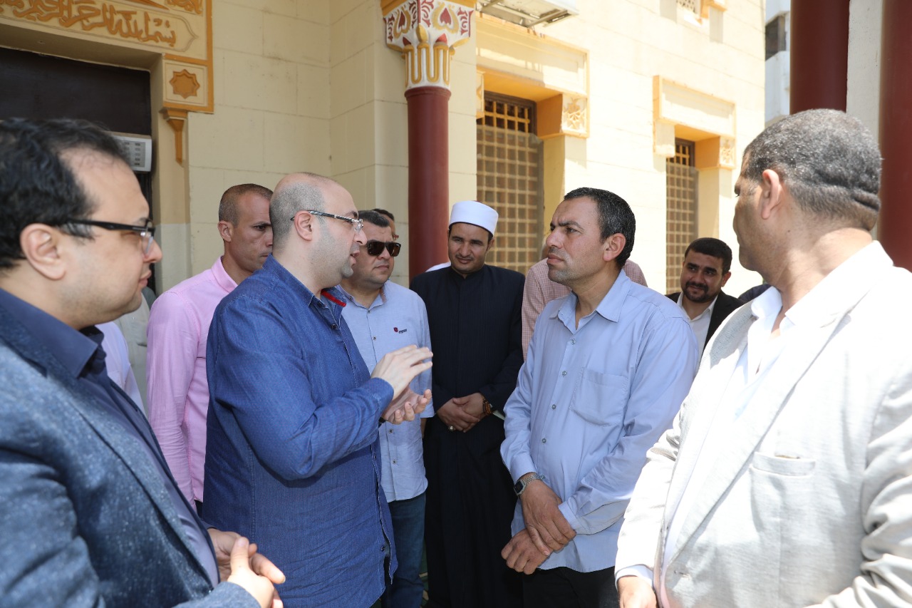 محافظ بني سويف يؤدى صلاة الجمعة بمسجد عمر بن عبدالعزيز و يلتقى عدداً من المواطنين  (1)