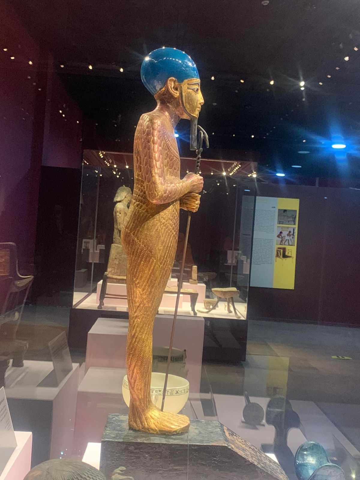 تمثال من الخشب مدهب