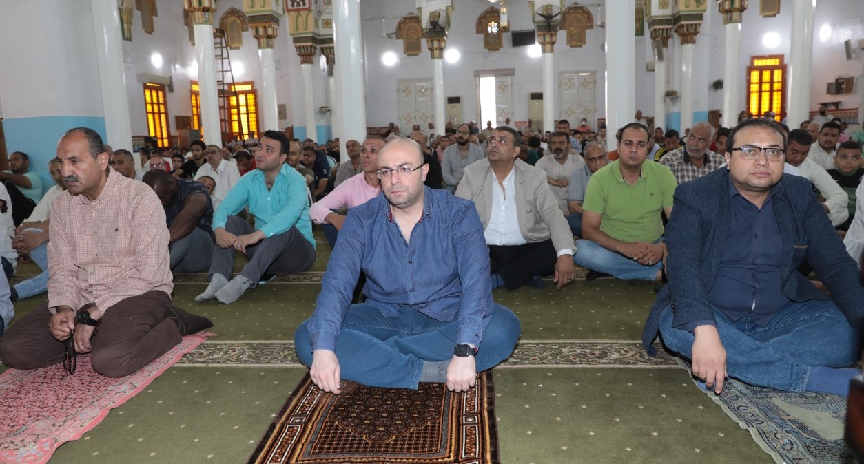 محافظ بني سويف يؤدى صلاة الجمعة بمسجد عمر بن عبدالعزيز  (2)