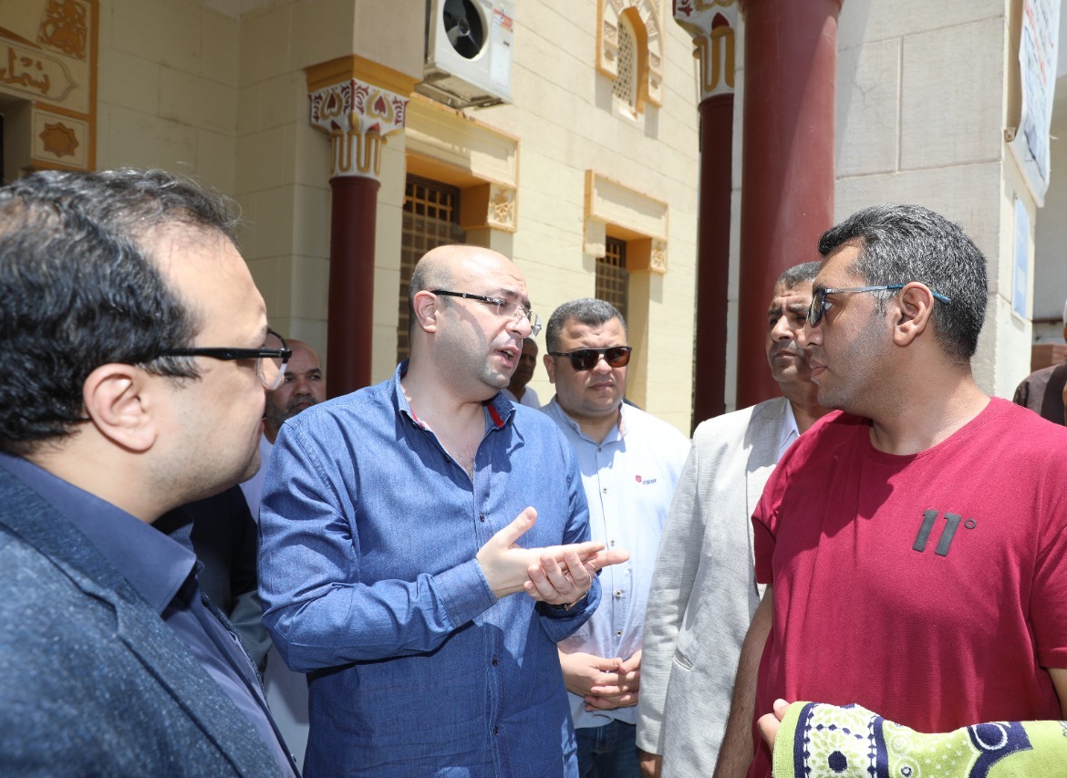 محافظ بني سويف يؤدى صلاة الجمعة بمسجد عمر بن عبدالعزيز و يلتقى عدداً من المواطنين  (2)