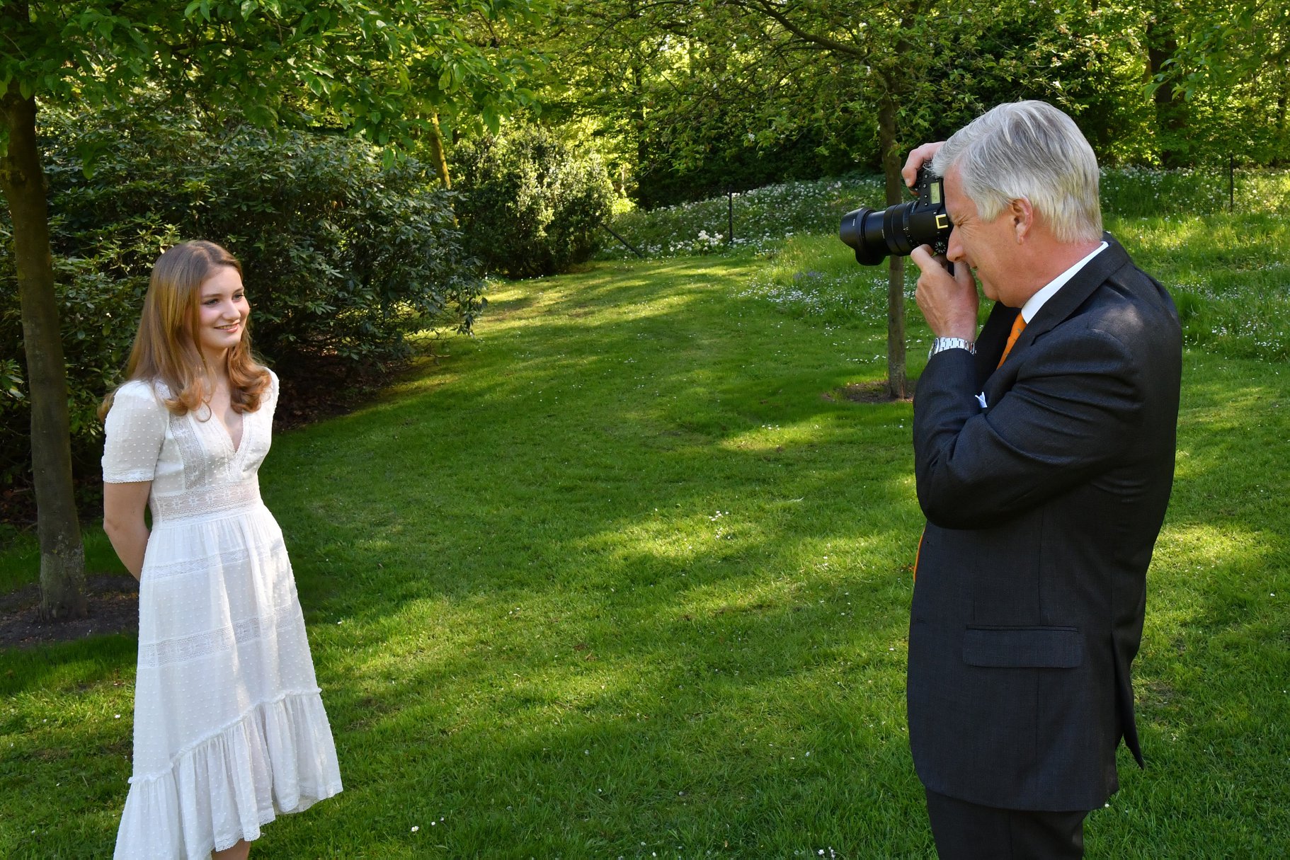 ملك بلجيكا يلتقط صورة لابنته الأميرة إليزابيث