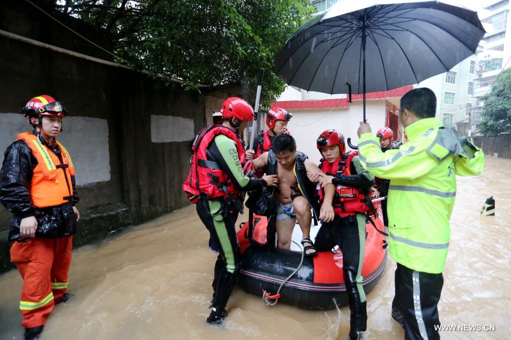انقاذ ضحايا الفيضانات الصينية (3)