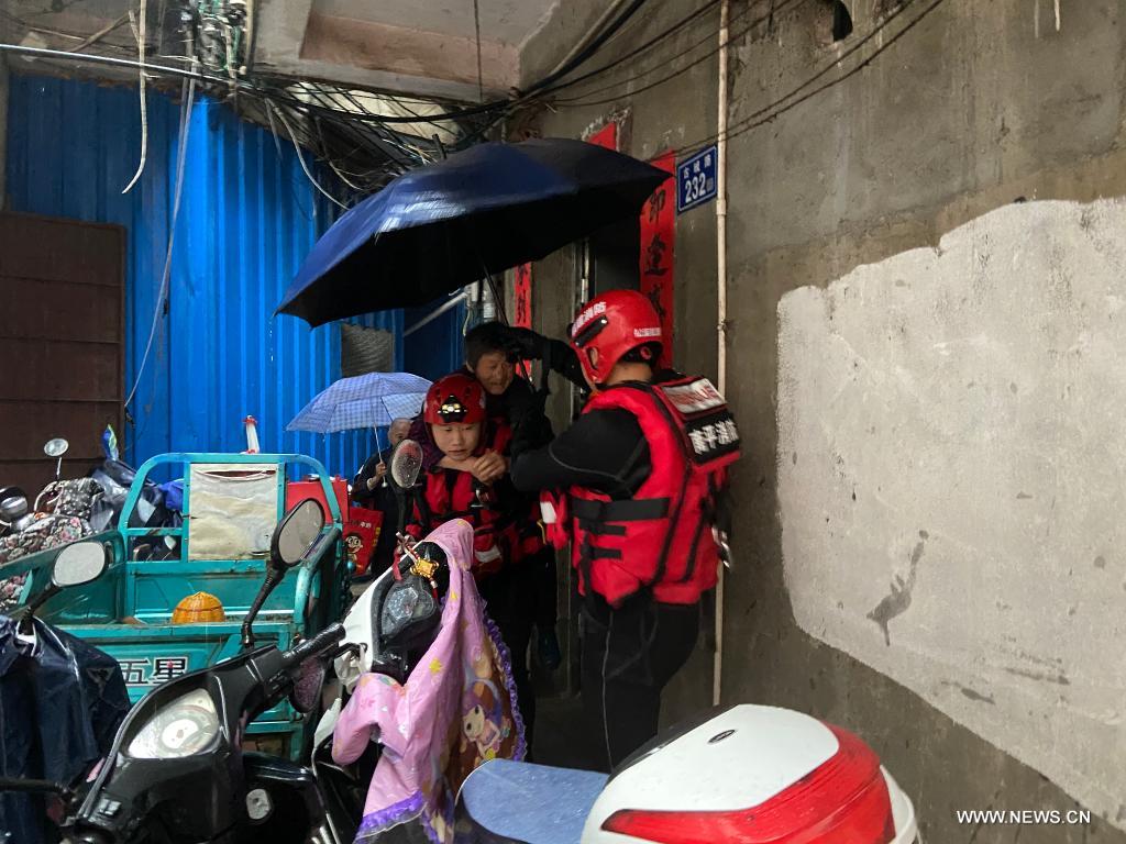 انقاذ ضحايا الفيضانات الصينية (1)