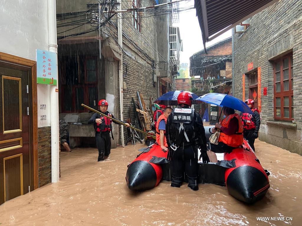 انقاذ ضحايا الفيضانات الصينية (2)