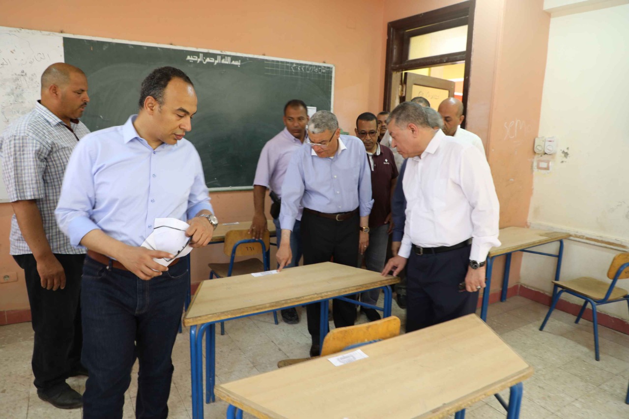 محافظ المنيا يتابع جاهزية لجان المدارس  (1)