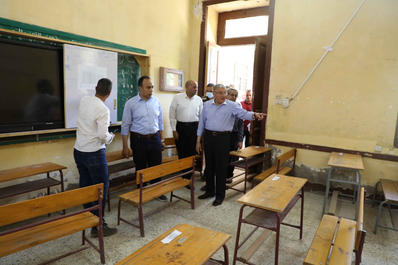 محافظ المنيا يتابع جاهزية لجان المدارس  (5)