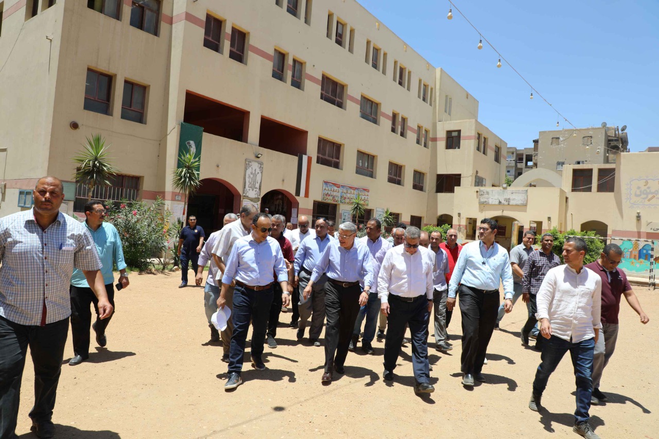 محافظ المنيا يتابع جاهزية لجان المدارس  (4)