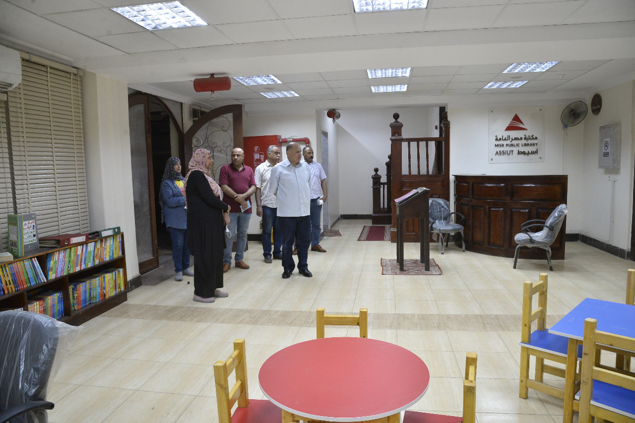محافظ أسيوط يتفقد الأعمال النهائية لتطوير فرع مكتبة مصر العامة (7)