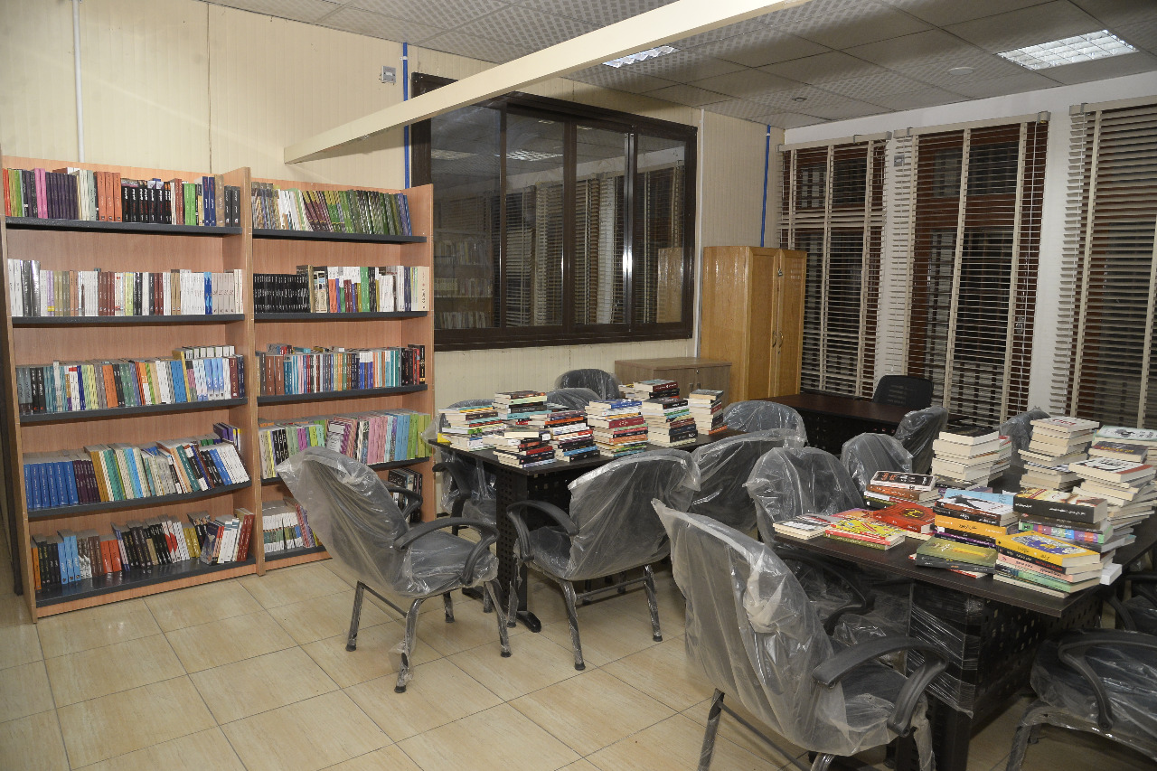 محافظ أسيوط يتفقد الأعمال النهائية لتطوير فرع مكتبة مصر العامة (13)
