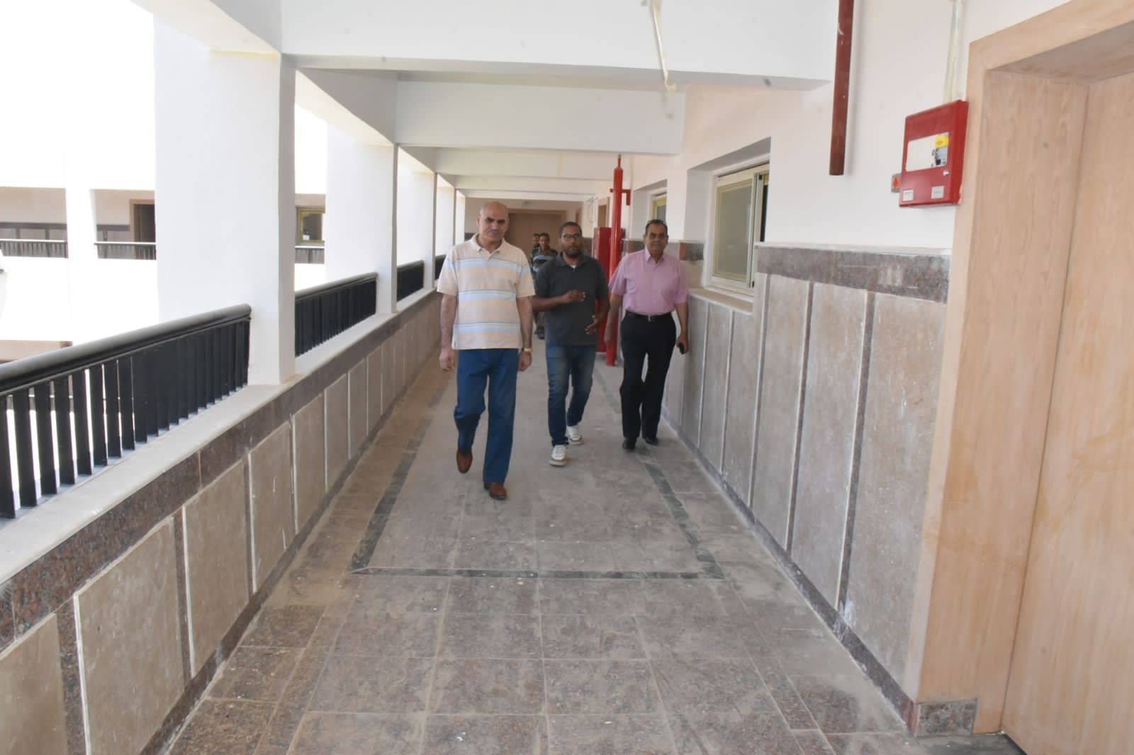 رئيس جامعة الأقصر يتابع نسب الإنجاز بالإنشاءات الجامعية بمدينة طيبة (4)