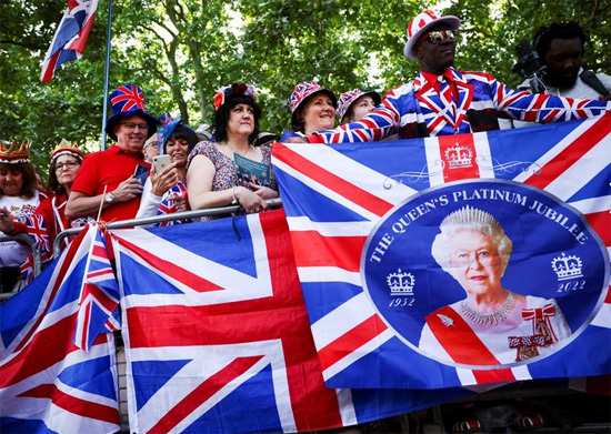 مواطنون يحملون لافتات بصورة الملكة إليزابيث