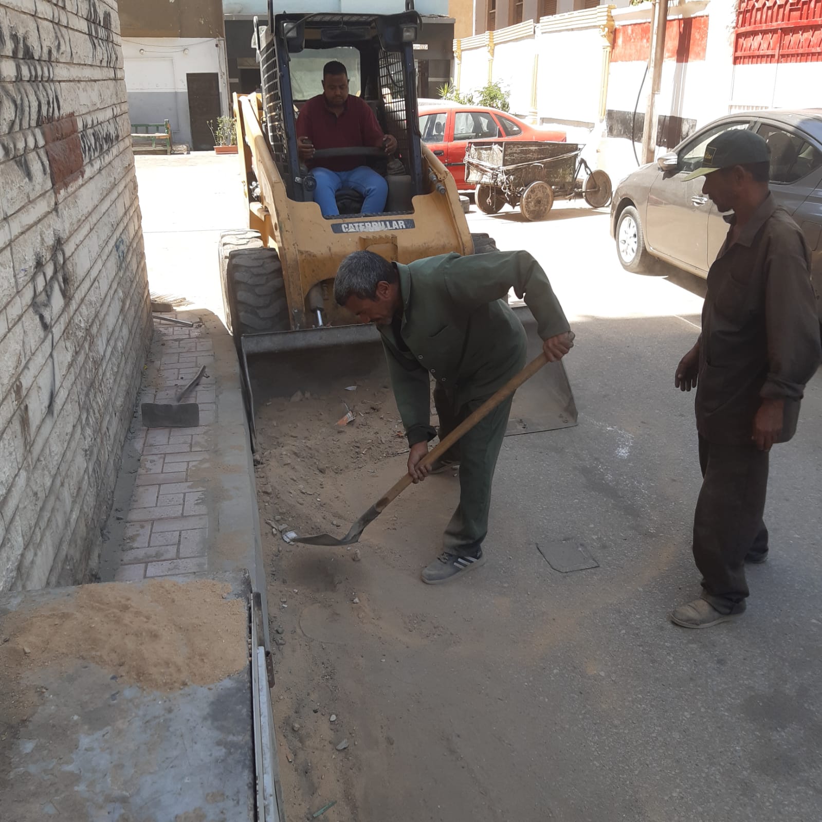 أعمال رصف وتطوير ورفع كفاءة ونظافة شوارع مدينة الأقصر (4)