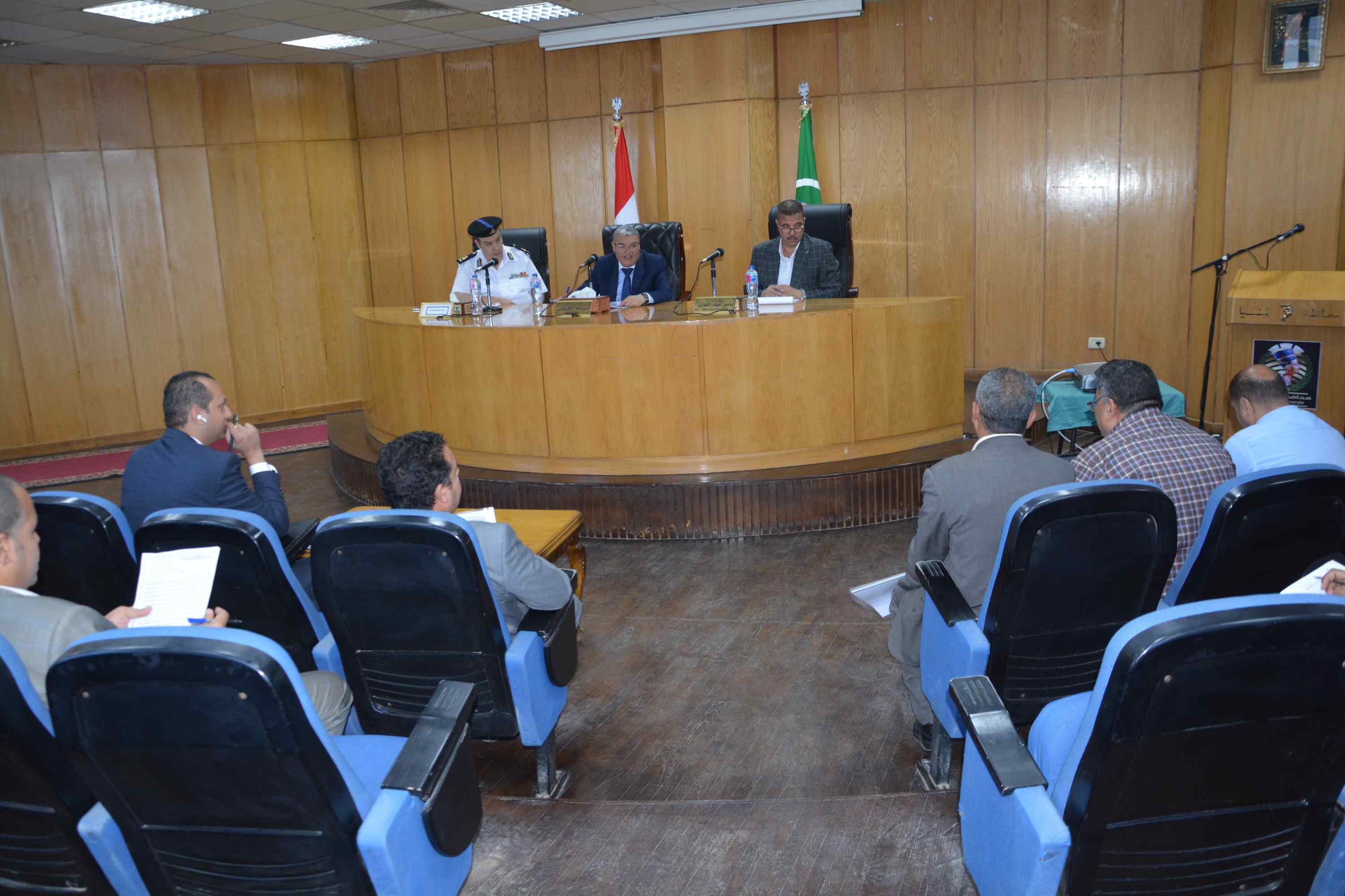 اجتماع محافظ المنيا لمتابعة ملف تقنين أراضى الدولة (1)