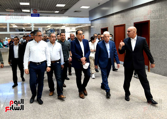 رئيس الوزراء يتفقد مطار شرم الشيخ