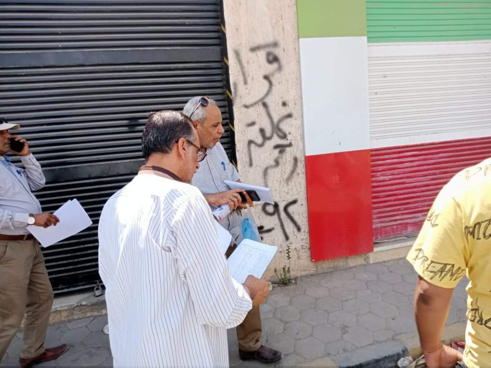 حى فيصل بالسويس يغلق المحال المتأخرة عن سداد مستحقات الدولة