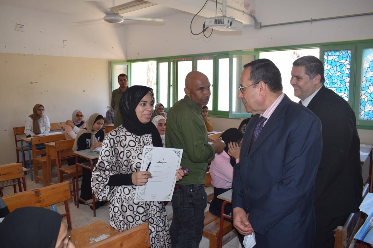 محافظ شمال سيناء يتفقد الإمتحانات (1)