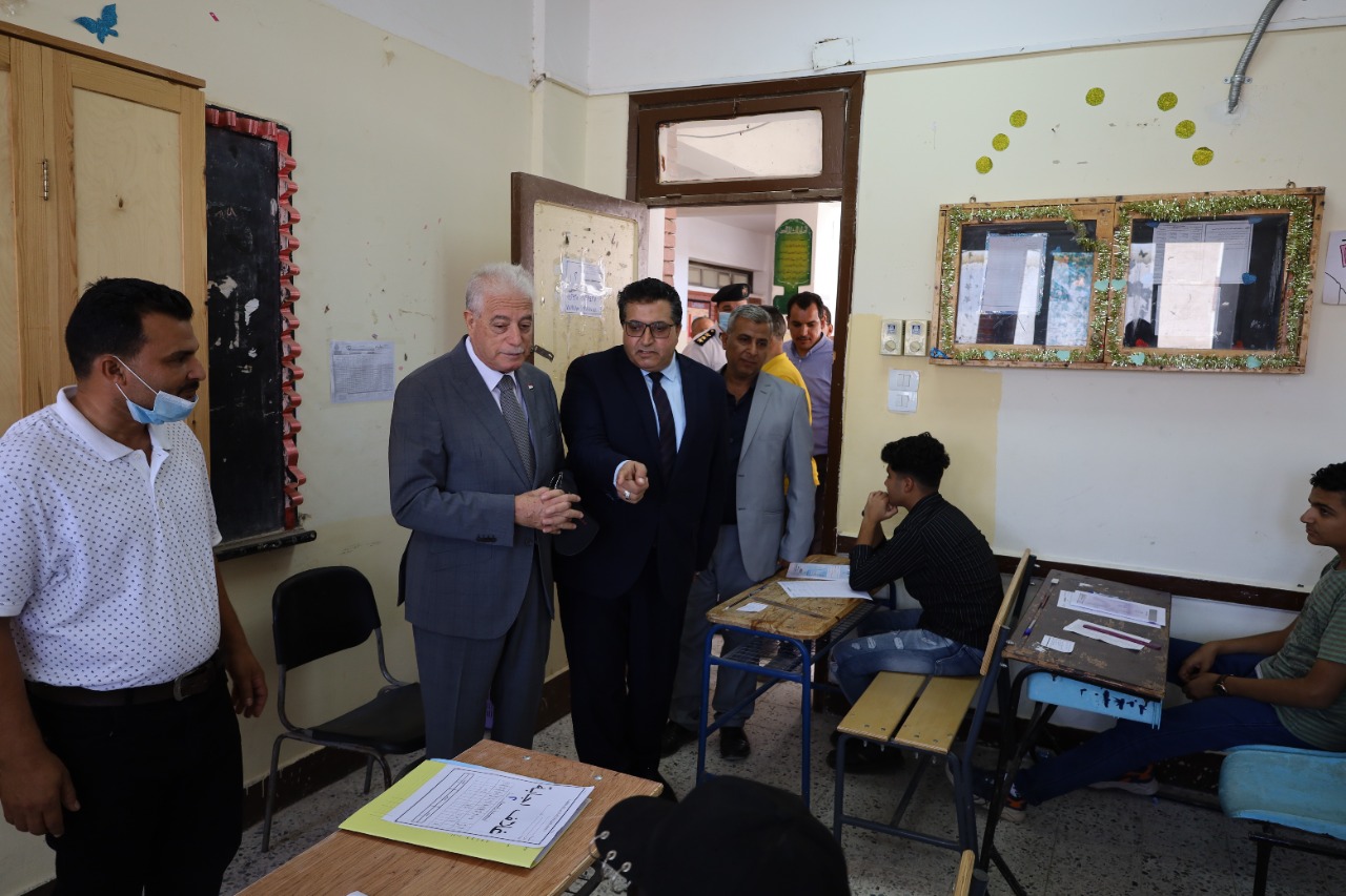 محافظ جنوب سيناء يتفقد للجان الثانوية العامة بمدرسة اللغات الرسمية بمدينة شرم الشيخ وطور سيناء  (3)