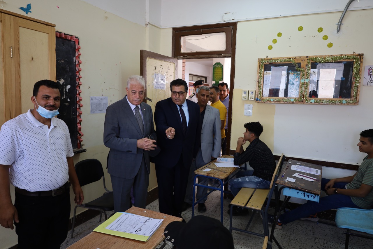 محافظ جنوب سيناء يتفقد للجان الثانوية العامة بمدرسة اللغات الرسمية بمدينة شرم الشيخ وطور سيناء  (4)