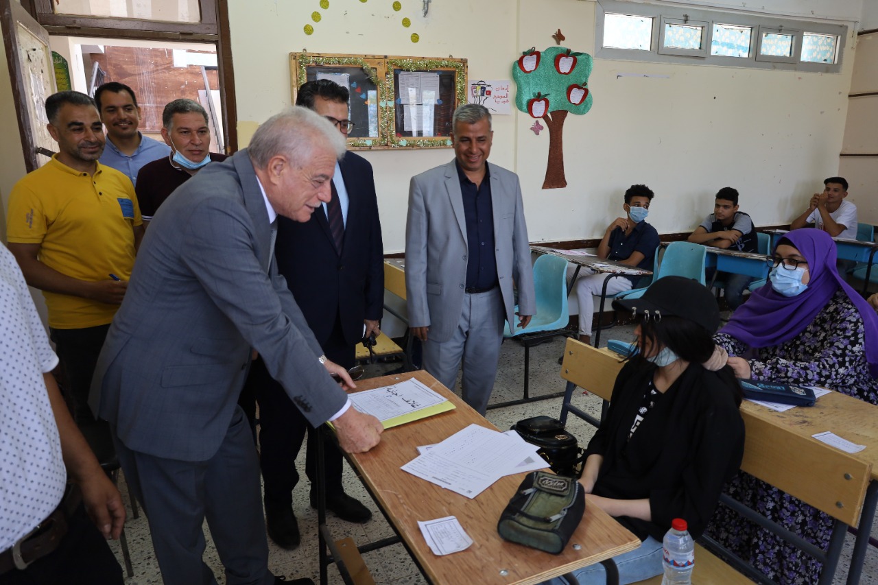 محافظ جنوب سيناء يتفقد للجان الثانوية العامة بمدرسة اللغات الرسمية بمدينة شرم الشيخ وطور سيناء  (5)