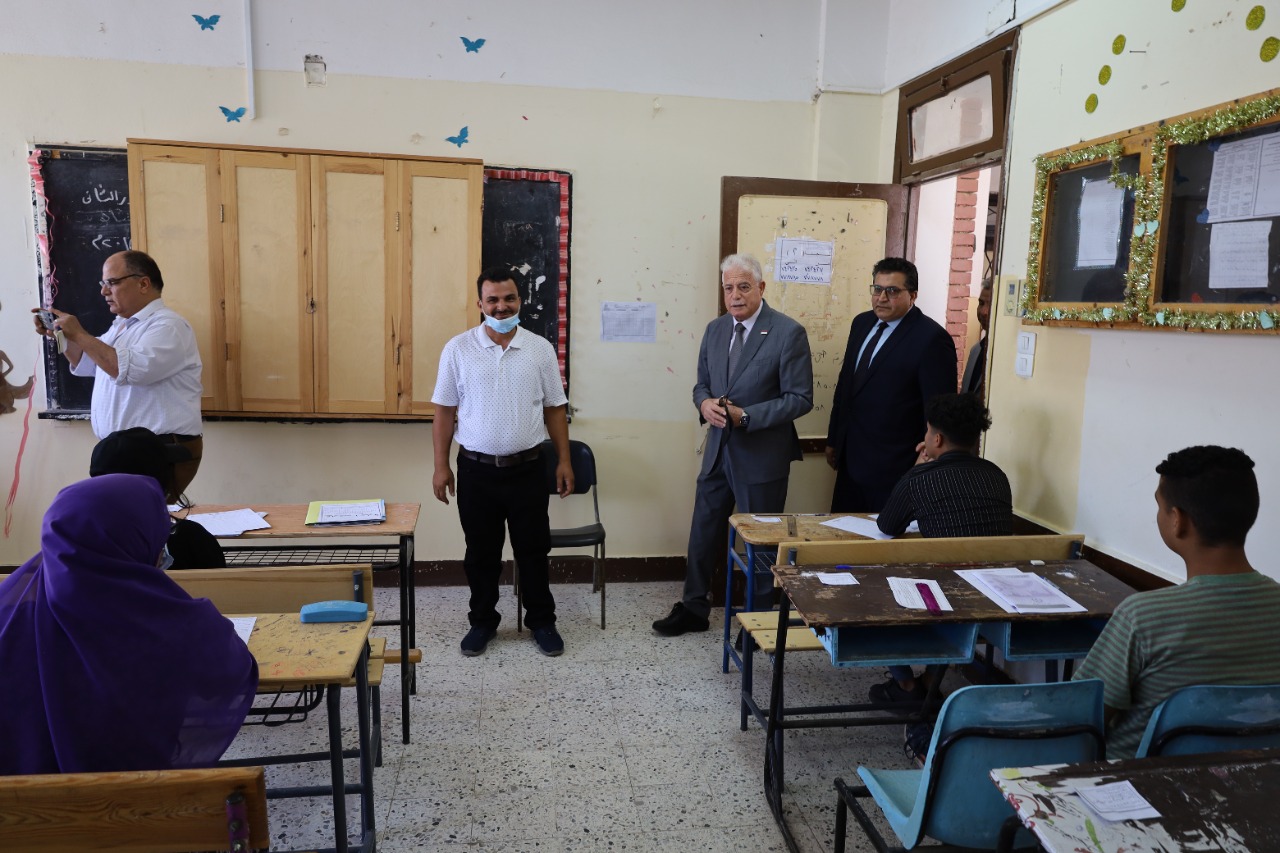 محافظ جنوب سيناء يتفقد للجان الثانوية العامة بمدرسة اللغات الرسمية بمدينة شرم الشيخ وطور سيناء  (2)