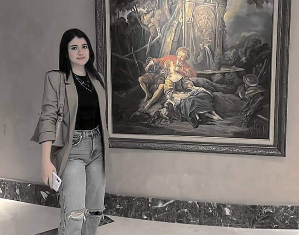 نيرة أشرف بجوار لوحة فنية