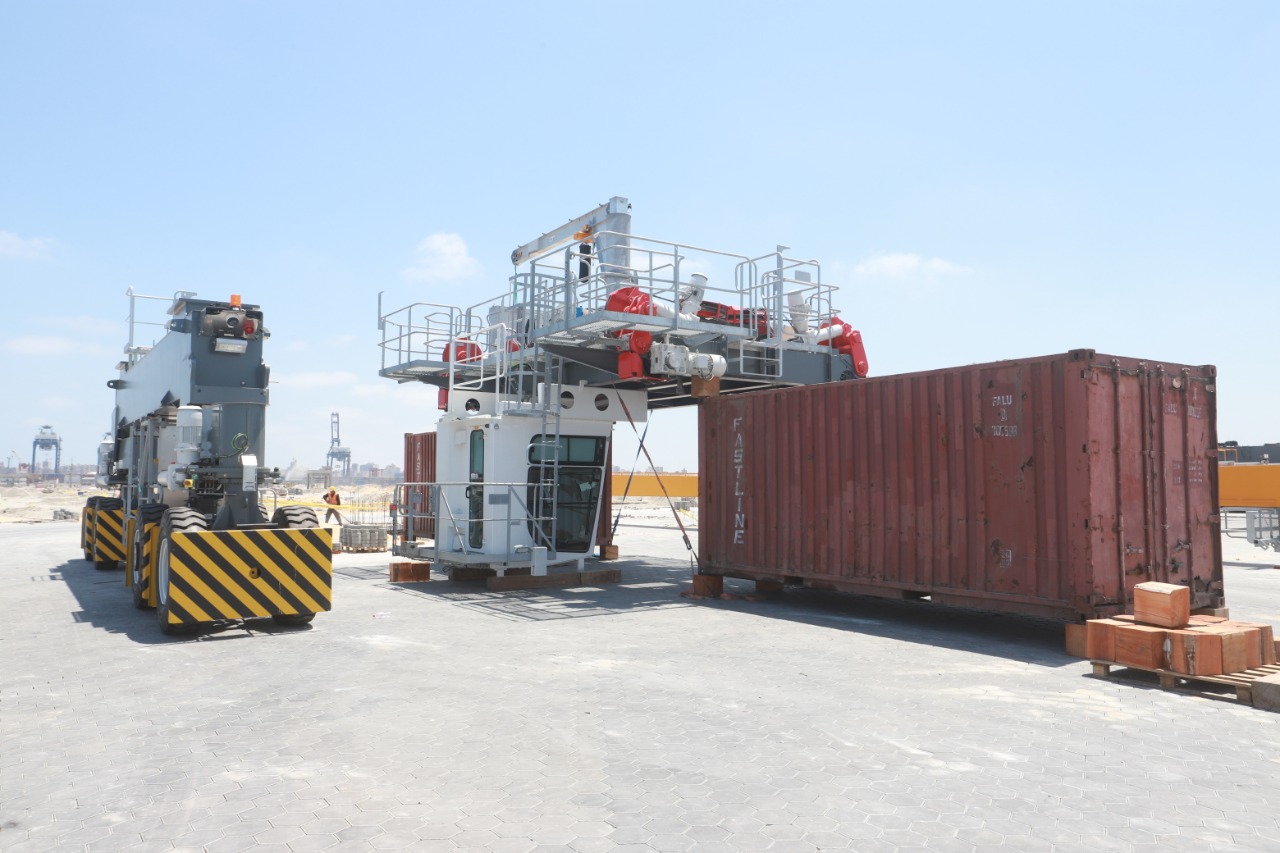 إنشاء أرصفة جديدة بميناء الإسكندرية بأطوال 35 كم لإستقبال السفن العملاقة إنشاء أرصفة جديدة بميناء الإسكندرية بأطوال 35 كم لإستقبال السفن العملاقة