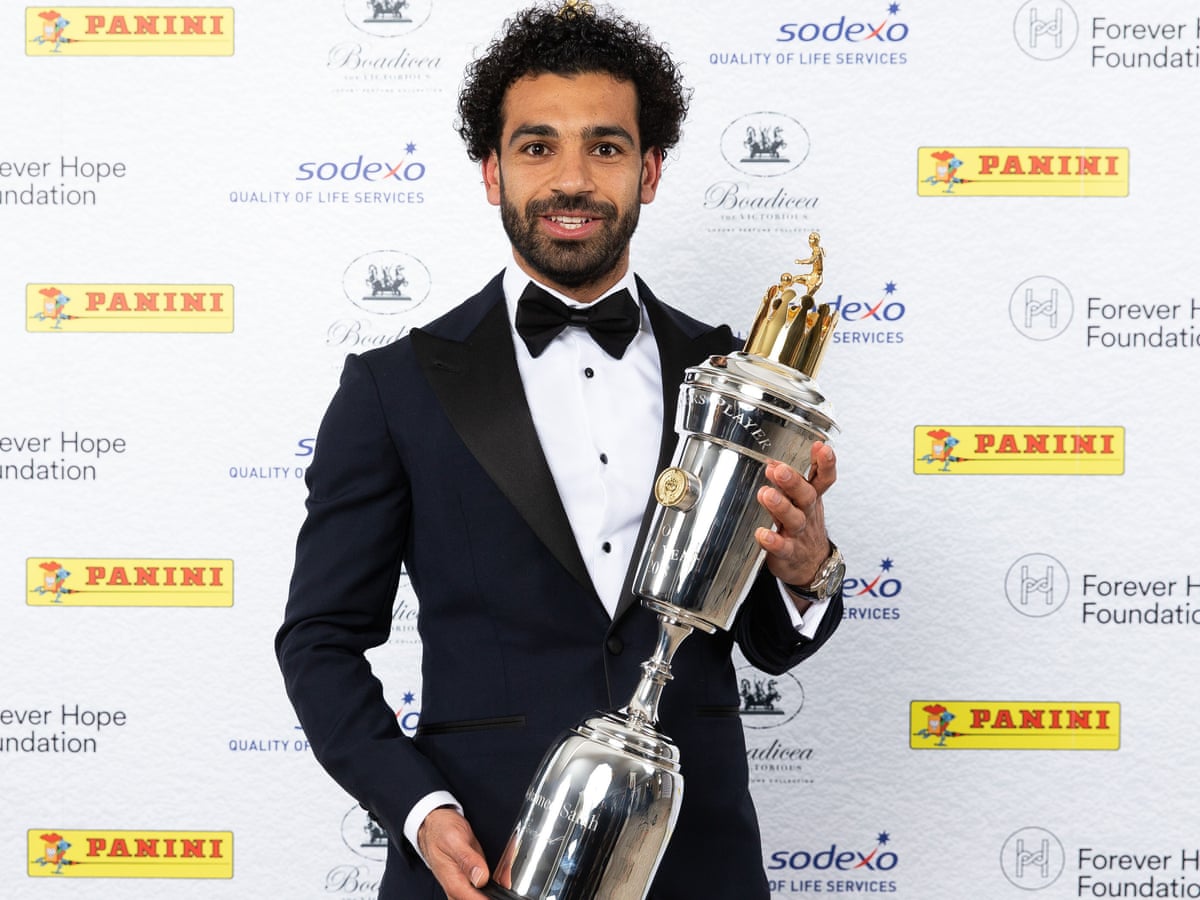 محمد صلاح مع جائزة أفضل لاعب من رابطة المحترفين 2017-2018