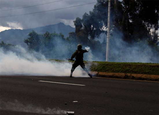 قنابل مسيلة للدموع فى  الإكوادور