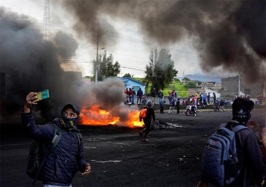 حرائق فى شوارع  الإكوادور