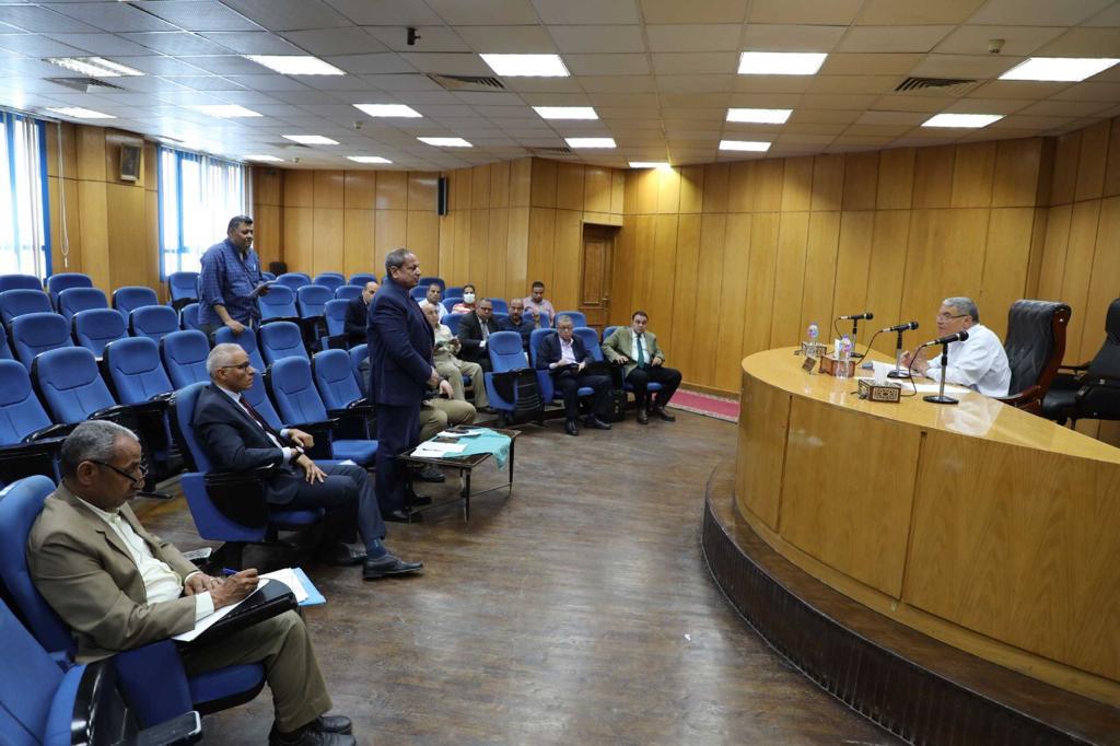 اجتماع محافظ المنيا لمناقشة ملف محطات الوقود (2)
