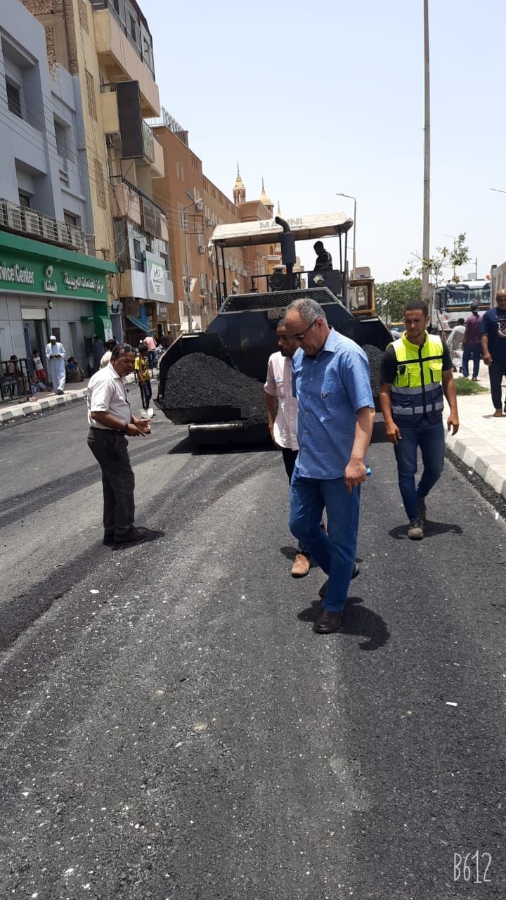 مدينة إسنا تستكمل رصف كورنيش النيل ورصف الطرق بالشوارع  (2)