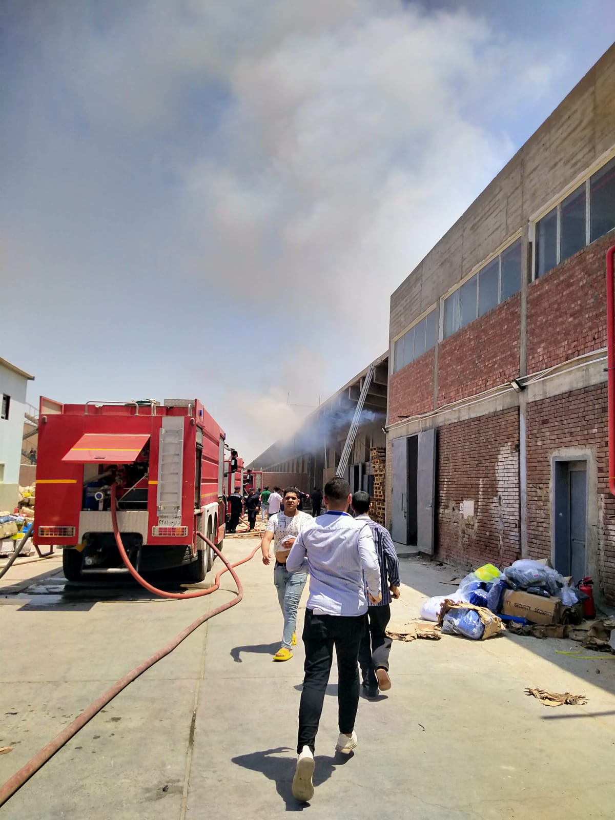 حريق بمصنع منسوجات ووقوع إصابات بين العمال بالشرقية (1)