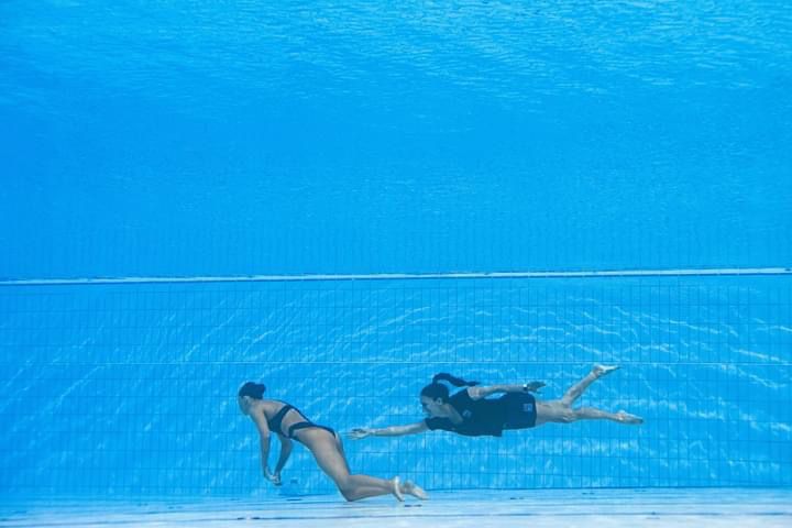 انقاذ سباحة من الغرق اثناء مسابقة