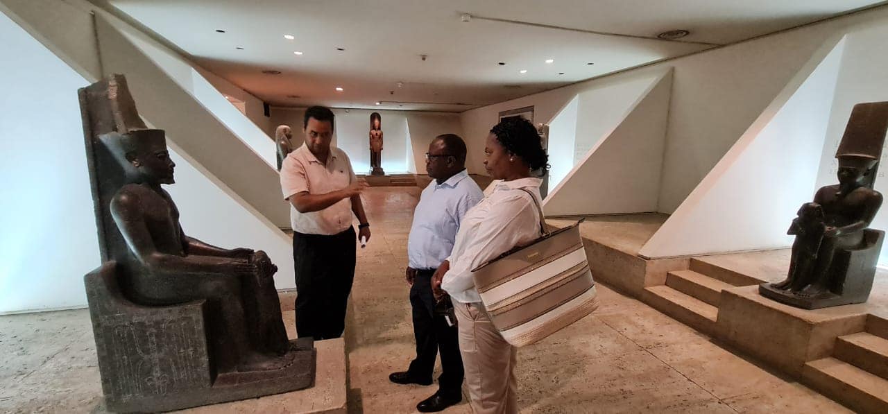 سفير زامبيا بمصر وزوجته يزوران متحف الأقصر للإستمتاع بالحضارة المصرية (4)
