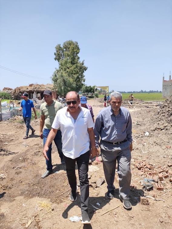 رئيس مدينة بسيون يتابع أعمال الحفر بمحطة الصرف الصحى بقريتي قرانشو وابار