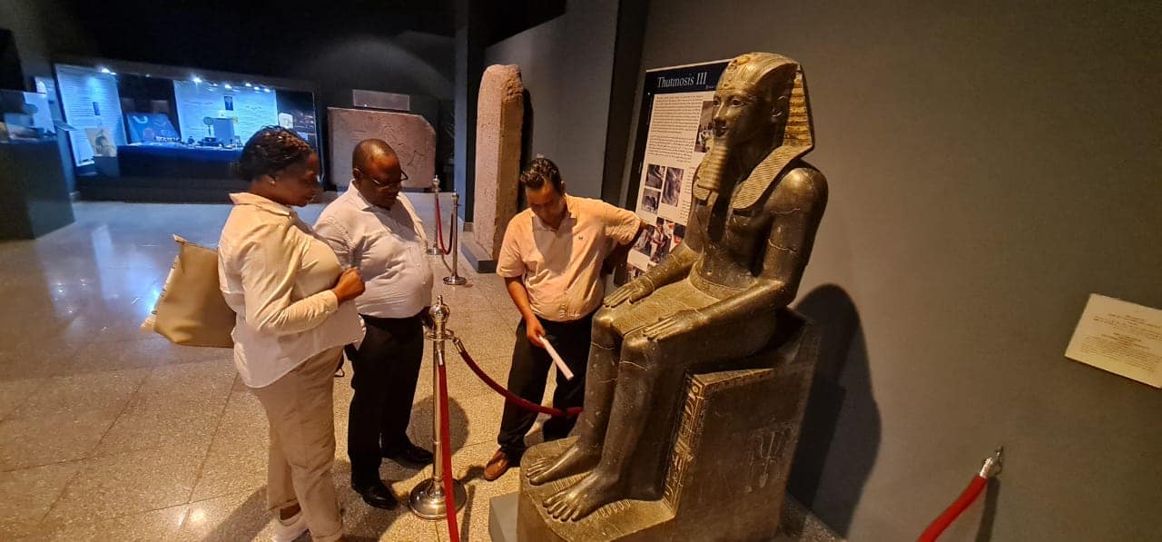 سفير زامبيا بمصر وزوجته يزوران متحف الأقصر للإستمتاع بالحضارة المصرية (3)