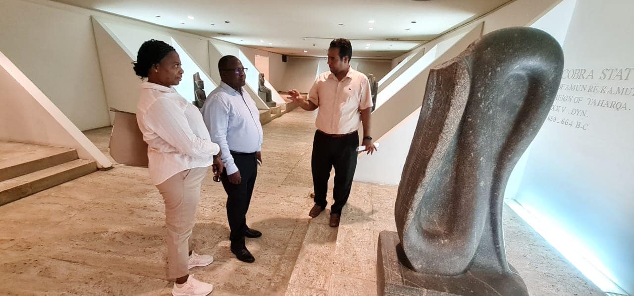 سفير زامبيا بمصر وزوجته يزوران متحف الأقصر للإستمتاع بالحضارة المصرية (5)