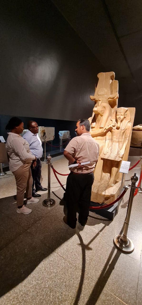 سفير زامبيا بمصر وزوجته يزوران متحف الأقصر للإستمتاع بالحضارة المصرية (2)