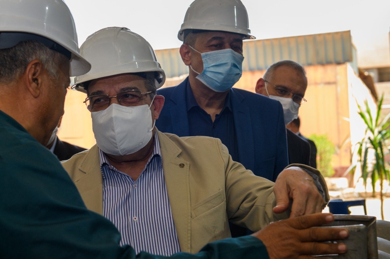 وزير الدولة للإنتاج الحربي يتابع سير العمل في حلوان للصناعات الهندسية (2)
