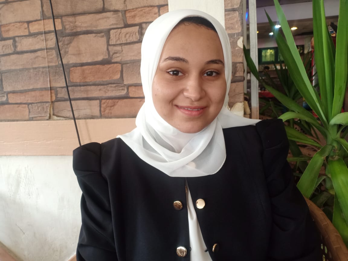 آية جمال ، طالبة بكلية الطب جامعة الإسكندرية  (3)