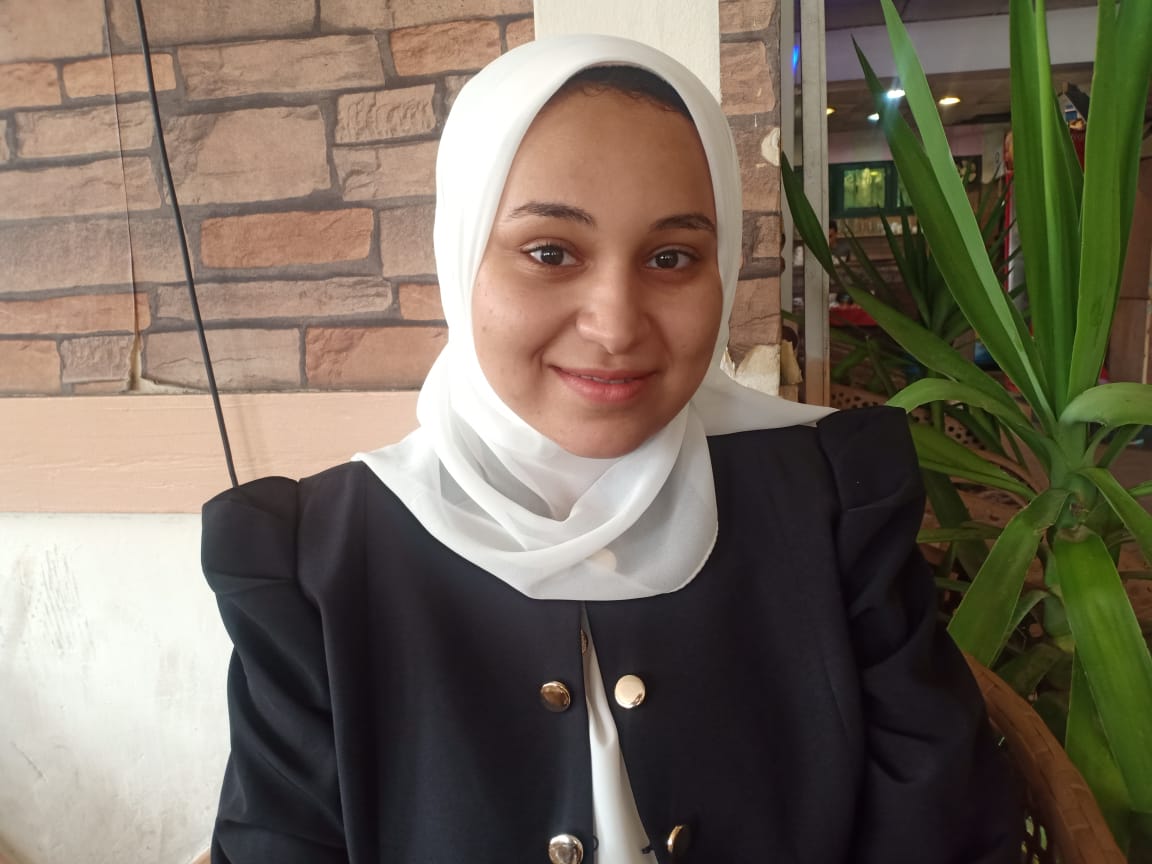 آية جمال ، طالبة بكلية الطب جامعة الإسكندرية  (2)