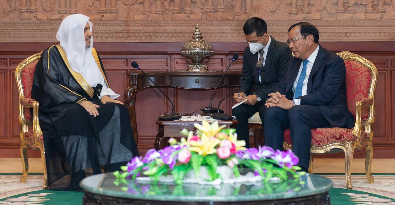 أمين عام رابطة العالم الإسلامي يعقد لقاءاتٍ مع القيادة السياسية والبرلمانية والدينية الكمبودية (1)