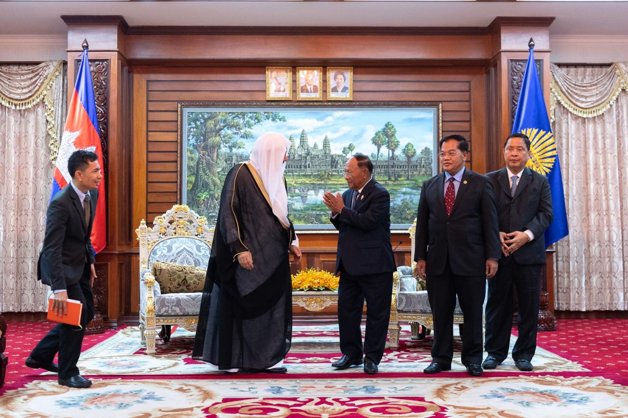 أمين عام رابطة العالم الإسلامي يعقد لقاءاتٍ مع القيادة السياسية والبرلمانية والدينية الكمبودية (2)