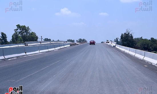 رئيس الوزراء يتفقد مشروعات الصرف وتبطين الترع (27)