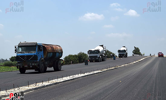 رئيس الوزراء يتفقد مشروعات الصرف وتبطين الترع (30)