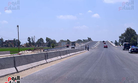 رئيس الوزراء يتفقد مشروعات الصرف وتبطين الترع (28)